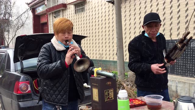 河南农村唢呐祭灵,美女大妈精彩的唢呐吹奏,一字一板非常好听!