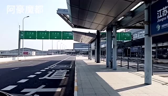 随手拍生活#上海虹桥机场北航站楼出发层受疫情影响没人,看着格外的