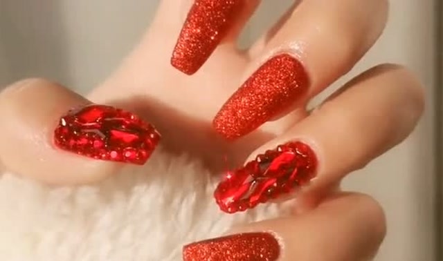 大红色的满钻美甲,这个样式太漂亮了,有种心动的感觉