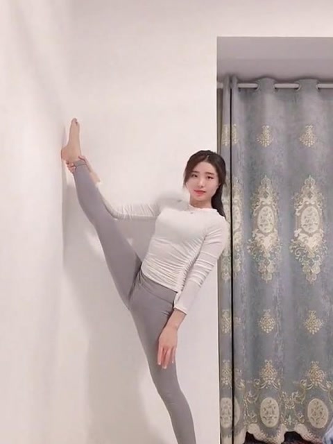 妹子压腿,动作真美!