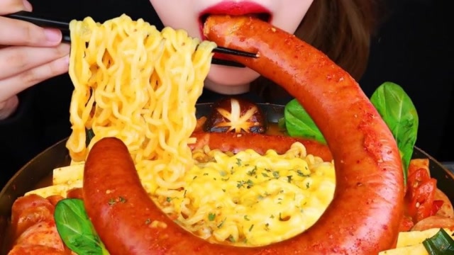 豪华香脆大香肠泡面,尝一口就忘不掉!