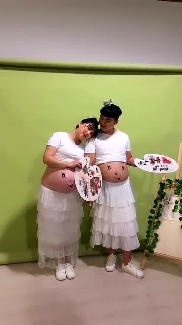 夫妻俩一起拍孕妇照没想到啤酒肚还可以这样玩儿