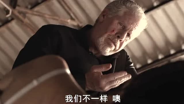 轰天抢救:波波维奇把英推倒在地,英朝着波波维奇吐了口血水