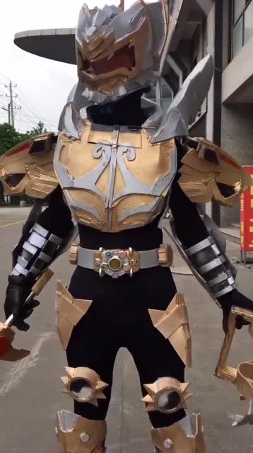 铠甲勇士变身小伙变身铠甲勇士看手势我就知道不简单