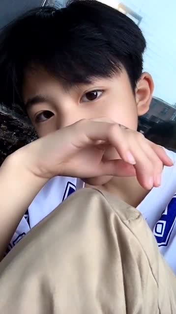 听说现在小姐姐都喜欢小鲜肉,这位00后的帅哥够小了吧!