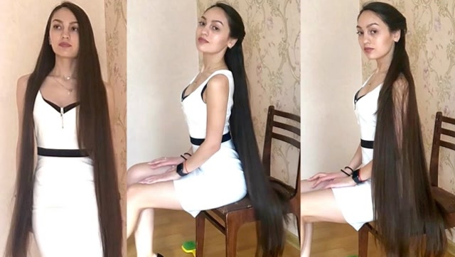 美女在家中玩自拍一头长发很养眼