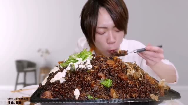 1日本大胃王耳机哥吃播好大一个烤烤肉淡黄色奶油巨好吃