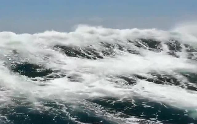 大海的"真实面目",波涛汹涌的海面掀起巨浪,深海恐惧症慎入!