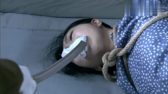 鬼子进村欺负貌美女子,男人们打猎回来撞见,立马拉弓射杀鬼子!