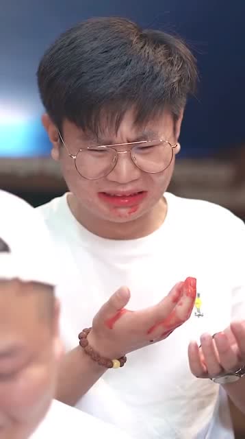 上班勾引我玩手机,都怪我太大意了,又被小眯眼给坑了!