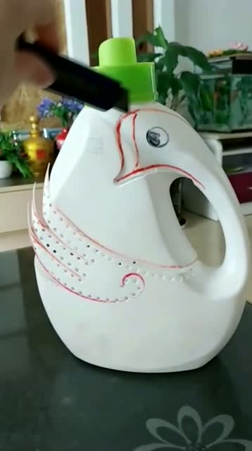 用洗衣液瓶做花盆接下来的一幕真是令我开眼了