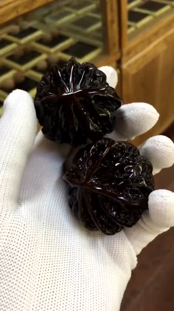 这六棱文玩核桃真是绝了,看到这成色,我都想买了!