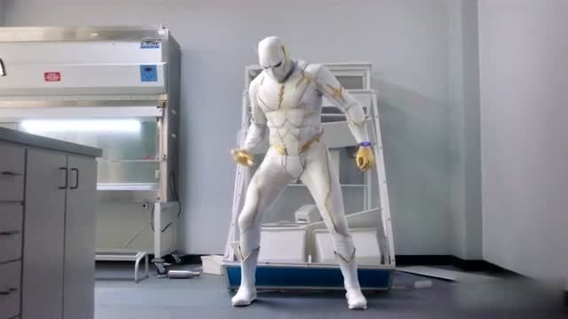 白色闪电侠首次登场,自称神速可惜是个反派!结局真是扎心了!