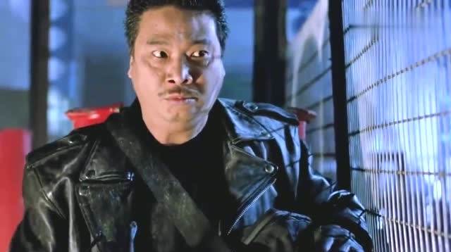 逃学威龙2:达叔化身魔鬼终结者,明明杀敌很帅,谁知又闹大乌龙