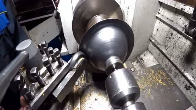 外国牛人尝试用铁皮做旋压加工,这次终于成功了,满满的成就感!