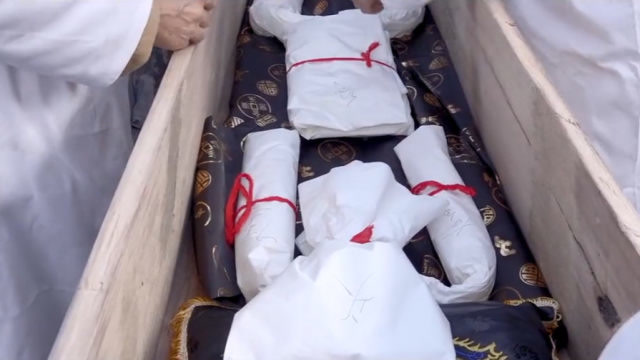实拍:贵州农村葬礼,为什么棺材里放的是纸人?老人呢?