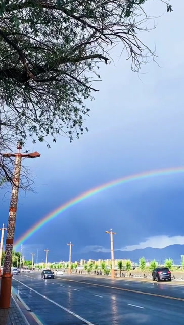 雨过天晴,西藏最美的彩虹,跨过山脉,看到这一幕,心情很清新