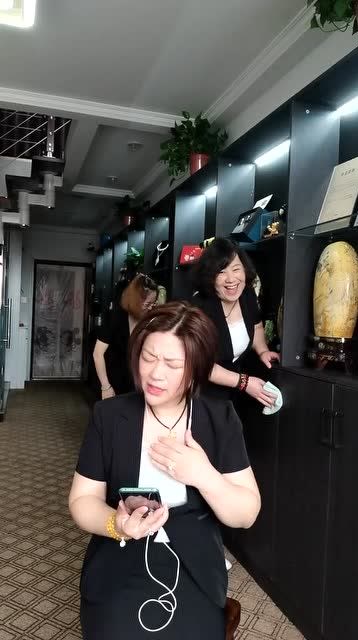 大姐头一戴上耳机,就不知道自己在哪了,员工都笑坏了