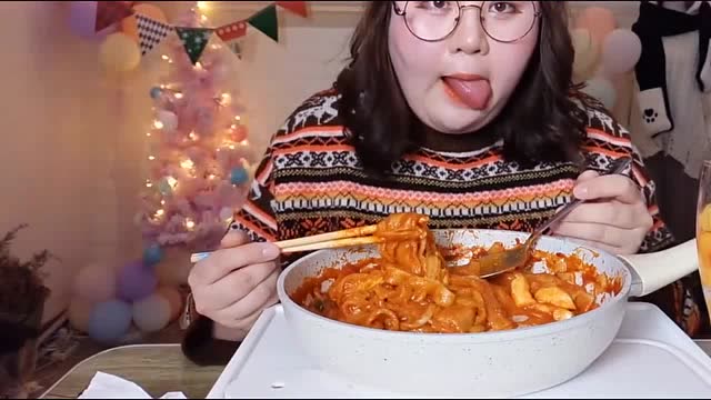 吃播大胃王:肉姐挑战韩式烤冷面,配上水果沙拉,吃起来美滋滋!