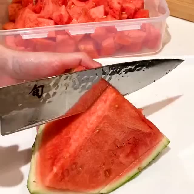 西瓜快速切丁,小姨子居然这样做,也太厉害啦!