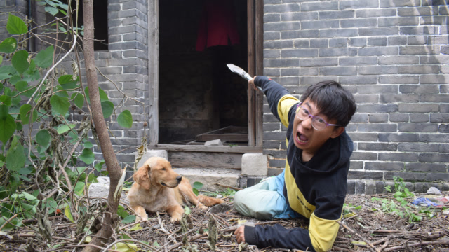 小伙探险老宅,金毛在门口发抖面前挂着件红衣服,可把小伙吓坏了