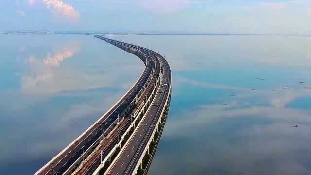 "水上列车" 驶过南京"天空之镜"