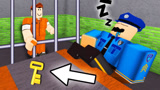 Roblox监狱逃生：趁警察叔叔睡着偷偷拿钥匙溜走！