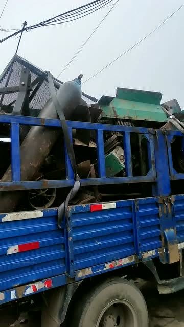 这样的废铁多少钱一吨满满一车一点缝隙都没有一看就是赚大了