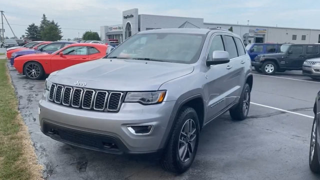 2020款jeep大切诺基实车展示,看到外观内饰后,买不买途锐看着办