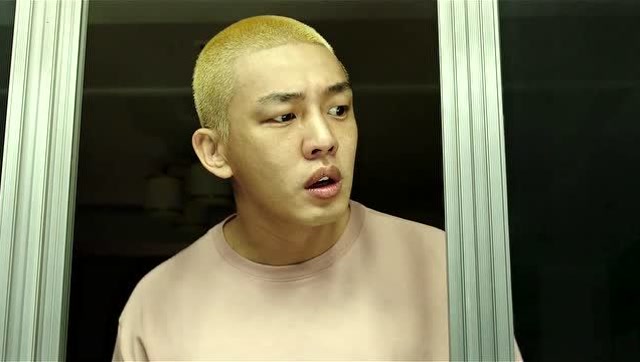 开场高能,黄色寸头宅男的求生之路