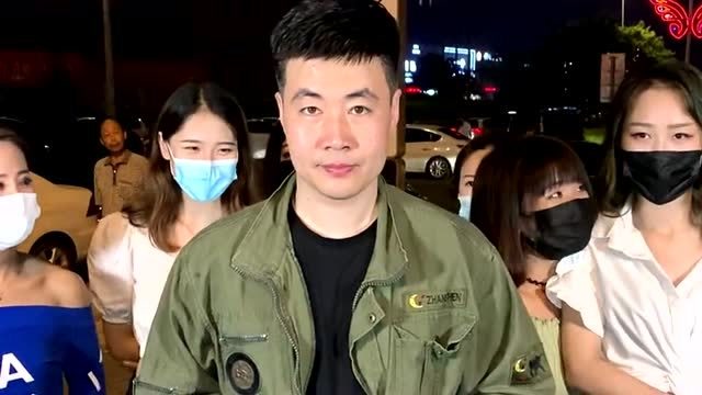 大街上看到一个跳霹雳舞的大叔他的脖子居然还可以这样真的是太厉害了