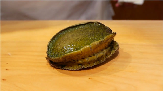 2000一只的鲍鱼有多美味?切开比豆腐还白嫩,日本人真会吃