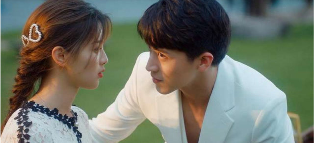 仲夏满天心:洛天然赖在床上不走,靳泽一当场开始脱衣服!