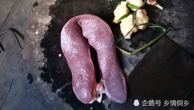 二元买来的一条猪胰即便宜又好吃加点辣椒让你回味无穷