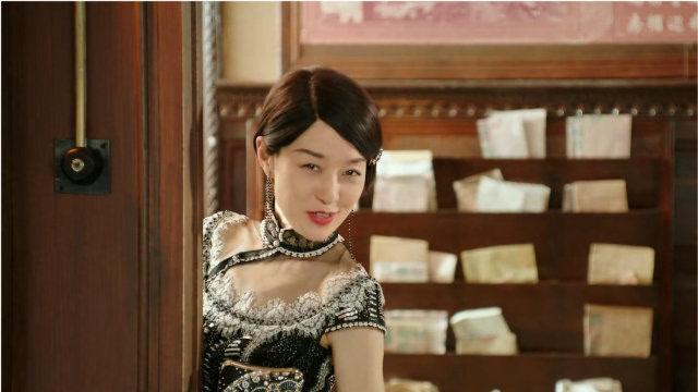 旗袍美探:马伊琍穿旗袍惊艳全场,完美身材一展无余,高伟光瞬间看呆