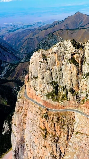 伊昭公路地势险峻,风光绝美,被誉为小独库公路