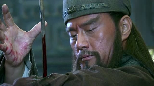 关羽手臂中毒箭,神医华佗刮骨疗伤,太神勇了.