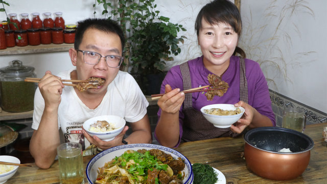 陕北特色大烩菜不只是酸菜一种,春姐加上排骨宽粉,弟弟吃过瘾了