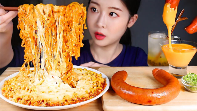 吃播二倍速:小姐姐吃奶油辣椒火鸡面,搭配蒜味香肠,蘸蛋黄酱汁美味