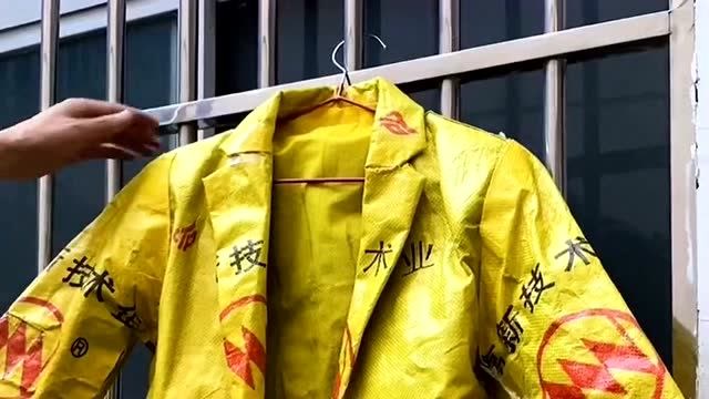 大神用化肥袋子制作衣服,穿上出门没想到回头率这么高,民间大神就是多