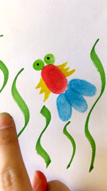 手指就能点出小鱼,超级有趣的创意,激发宝宝画画的兴趣