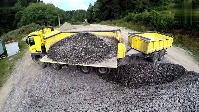自卸卡车牵引挂车运石子,这种卸货方式好特别,第一次见!