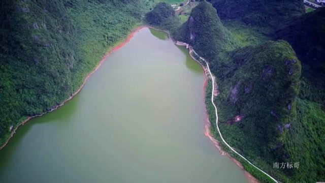航拍山环水抱的绝佳地形,风水大师说此处是风水宝地,你觉得呢?