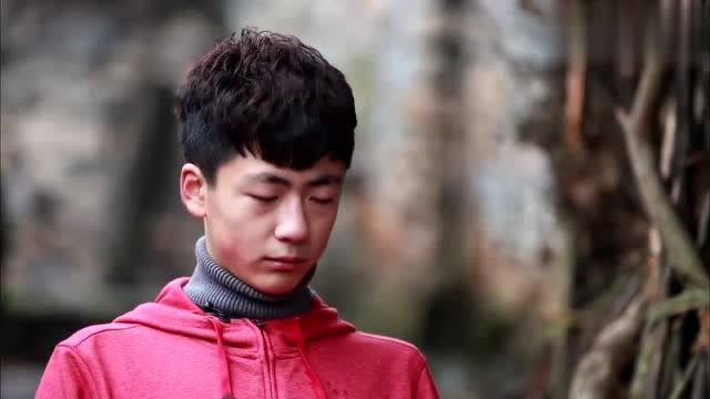 变形计崔子千被冻的体力不支爬上台阶倒下吓到导演组