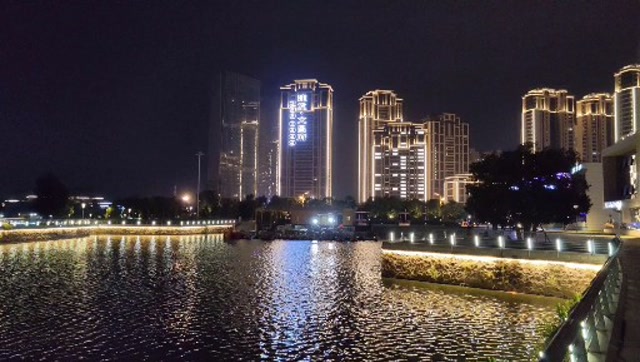 漫步入夜的漳州碧湖生态园,绚丽的夜景和幸福的人们无不让我动容.