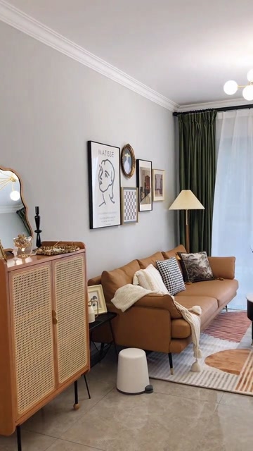 客厅无吊顶设计,只走了一圈石膏线,不压层高,干净清爽