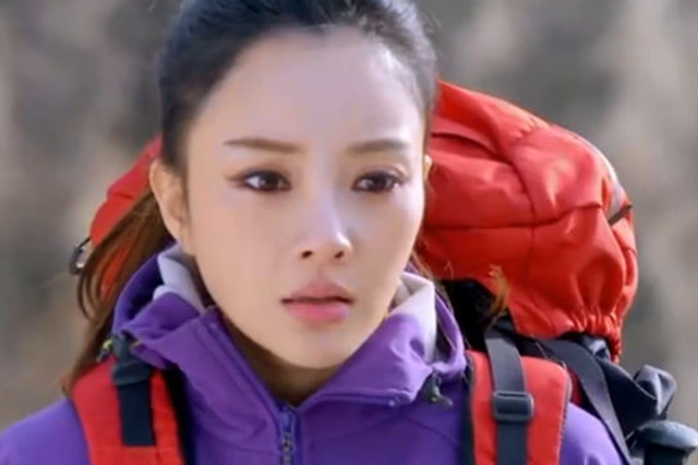 美女被心机女推下了悬崖,关键时刻还是译哥靠谱,这是什么神仙剧情