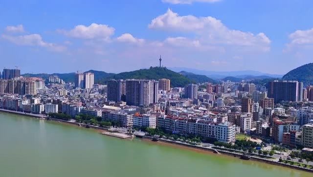 广东龙川县城的老城区和新城区,一江两岸