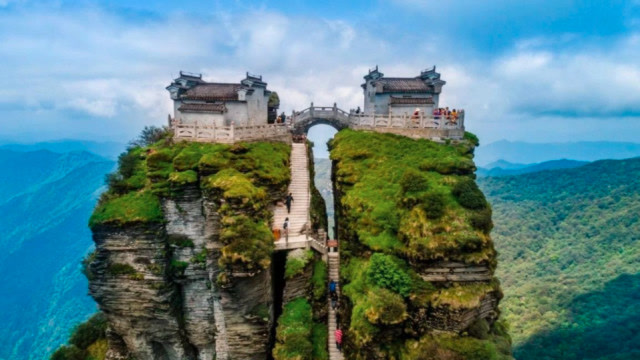 我国最惊险的两座寺庙,建在2500米的高山上,四周都是悬崖峭壁!