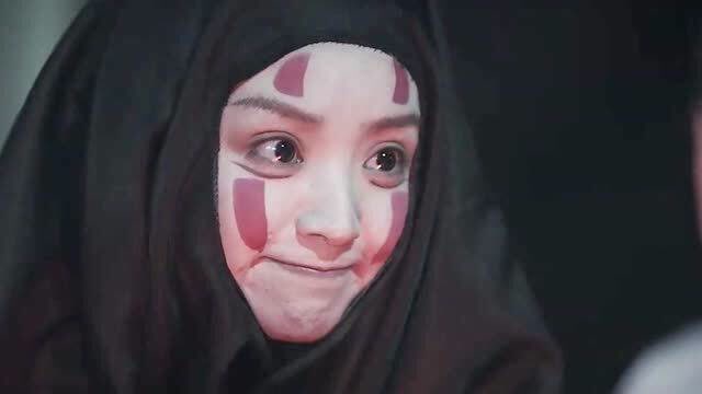 两个女生扮演动漫里的无脸男,帮助街头走丢的小女孩,现实版《千与千寻